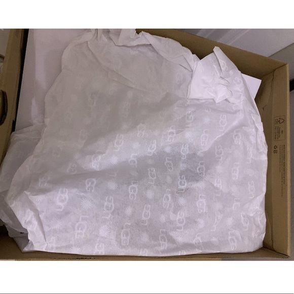 ⭐️SOLD⭐️ UGG Box - Picture 2 of 3